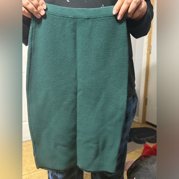 A green dress that is wrinkled since I don’t have an iron but never used - Picture 3 of 3